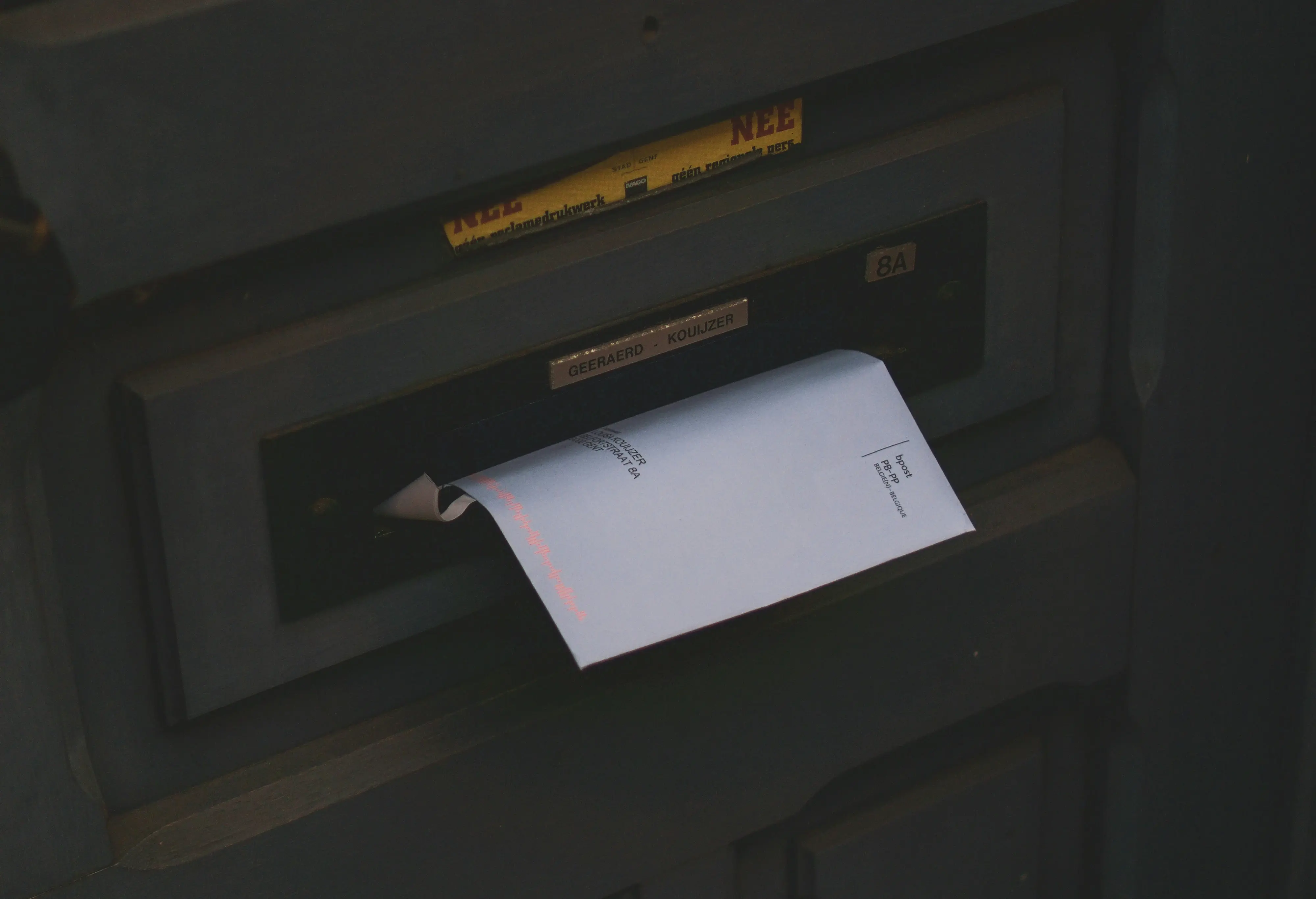 Fotka spokojeného zaměstnance pracujícího na počítači vzdáleně